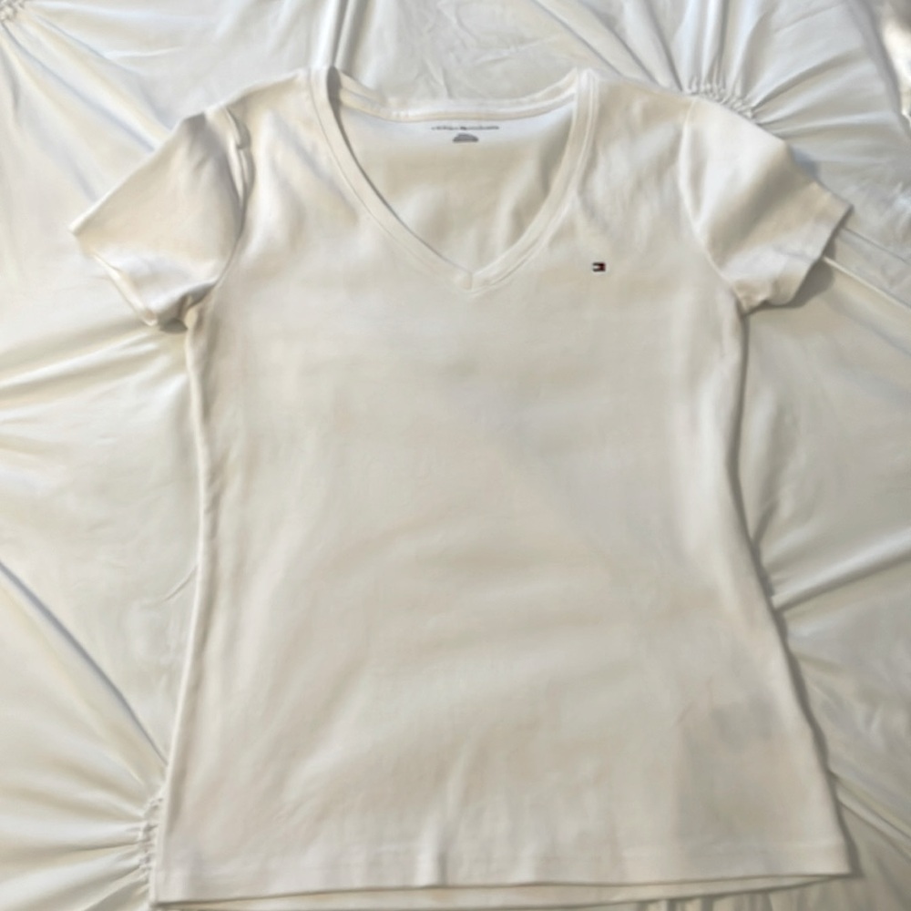 Tommy Hilfiger T-shirt. Size small. The neck.
